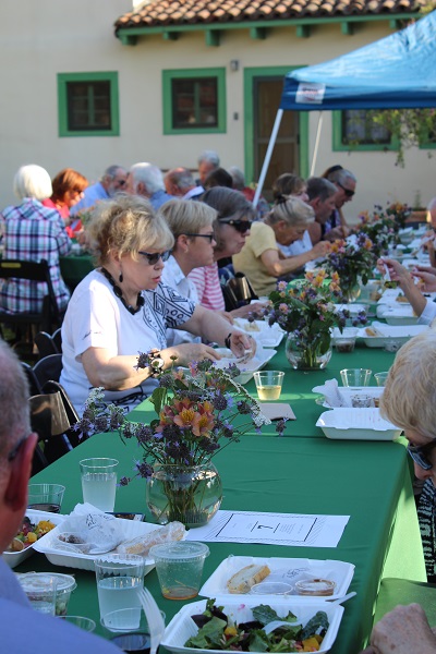 A VIP dinner took place before the show, at 6 p.m., for VIP ticket-holders.